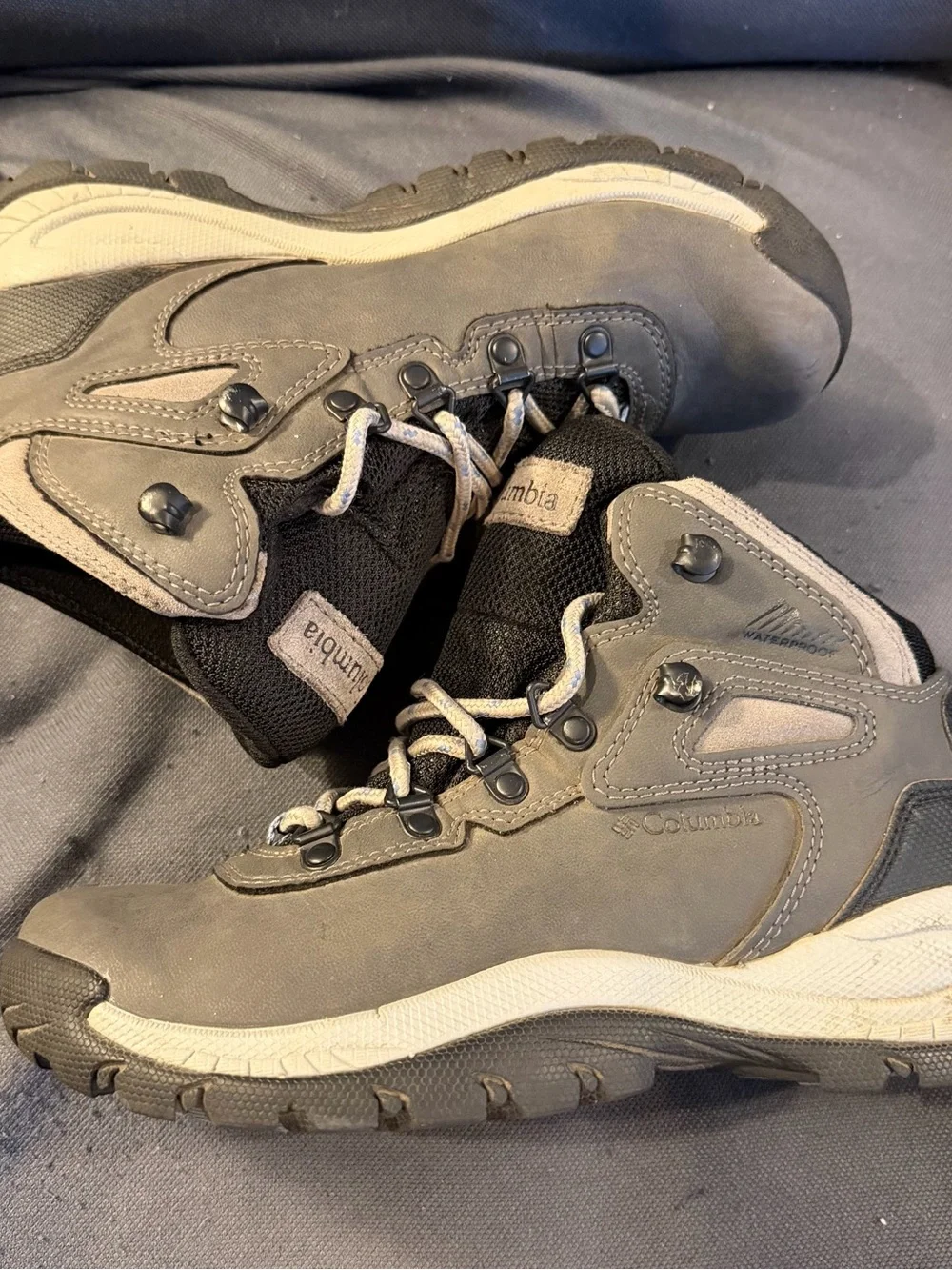 Columbia Women's size 7 Gray and Black Waterproof Hiking Boots